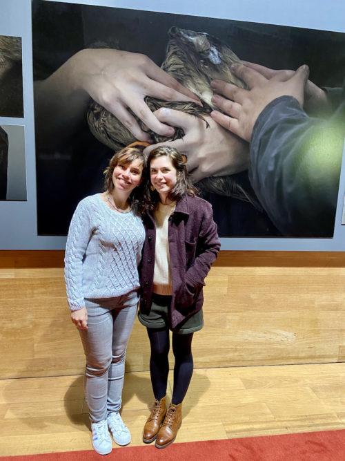 Céline Grisot, directrice de Faune Alfort et Aurélie Scouarnec lors du vernissage.